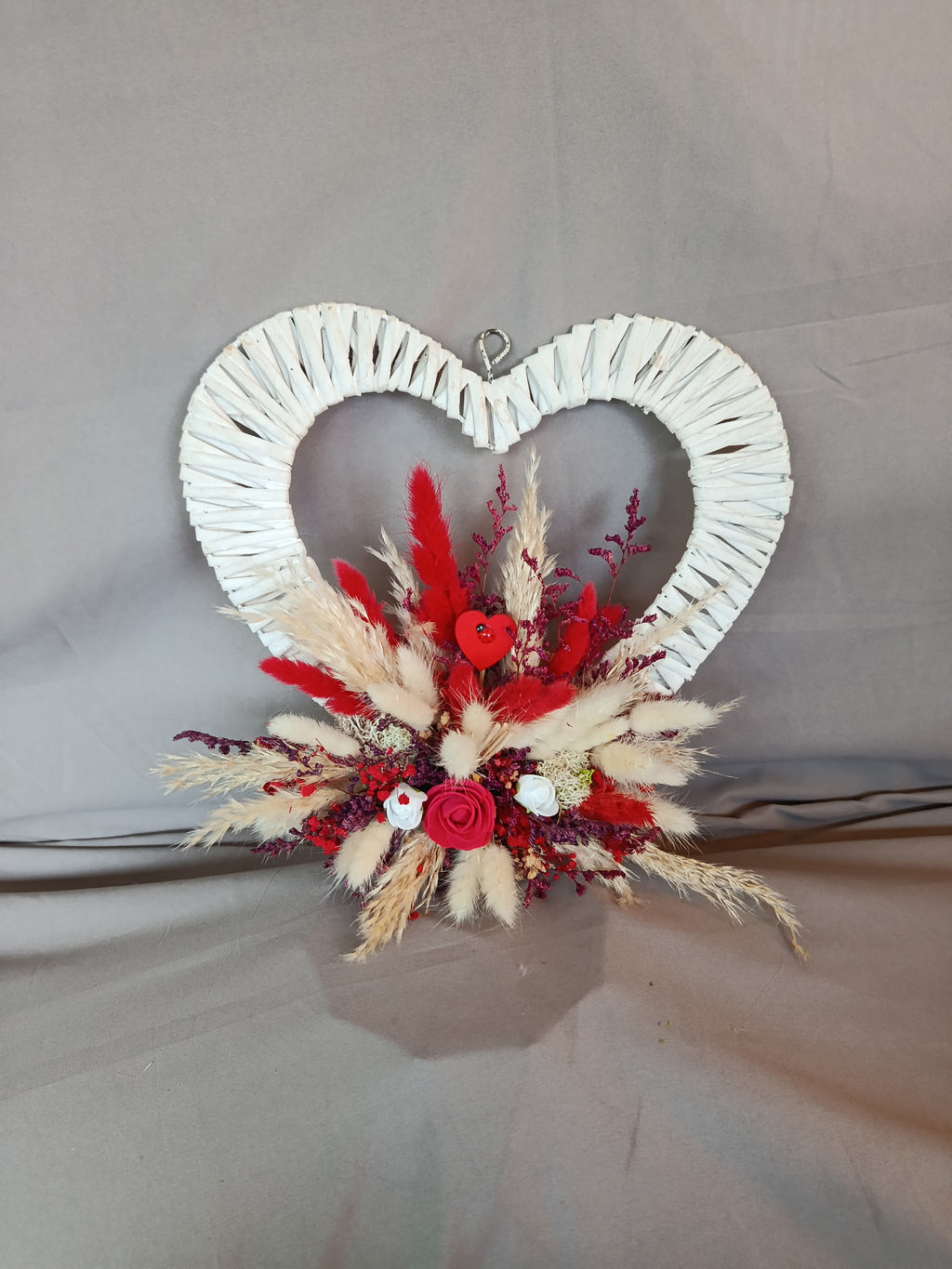 Cœur en Rotin Blanc — Composition Florale Rouge & Ivoire
