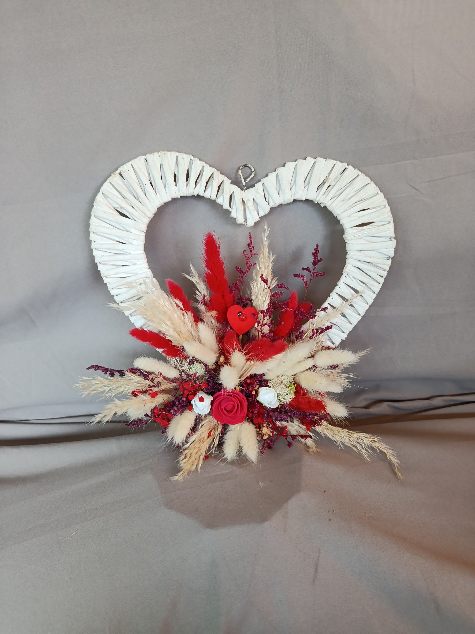 Cœur en Rotin Blanc — Composition Florale Rouge & Ivoire