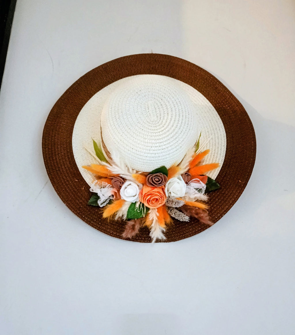Chapeau Bohème Fleuri – Compositions Séchées & Plumes