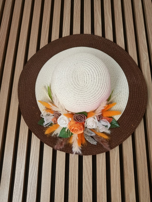Chapeau Bohème Fleuri – Compositions Séchées & Plumes