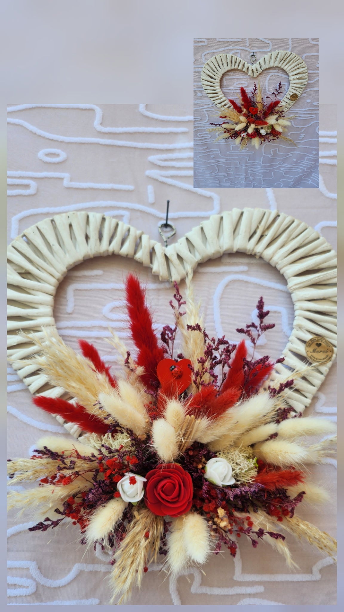 Cœur en Rotin Blanc — Composition Florale Rouge & Ivoire