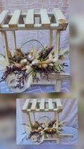 Composition florale sur chariot en bois avec fleurs séchées bohème