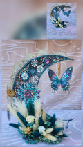 Lune croissant diamond painting avec strass, papillon doré et fleurs séchées turquoise