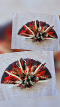 Éventail décoratif rouge et noir avec pampa blanc et fleurs séchées bohème