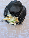 Chapeau organza noir fleuri avec lagurus blanc, rose ivoire et épis dorés