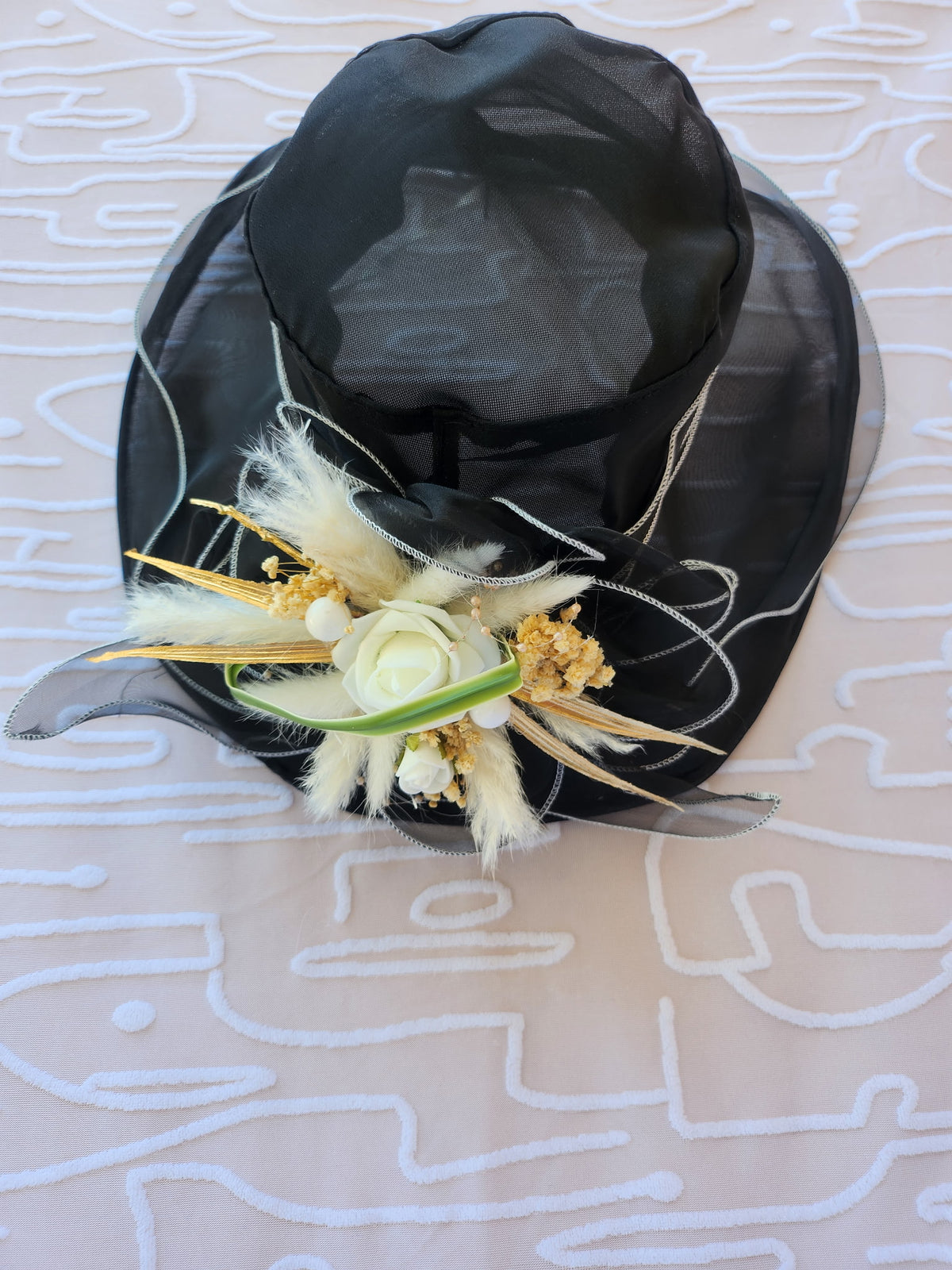 Chapeau organza noir fleuri avec lagurus blanc, rose ivoire et épis dorés