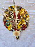 Tableau mural afro-bohème sur tissu wax africain jaune rouge avec fleurs séchées